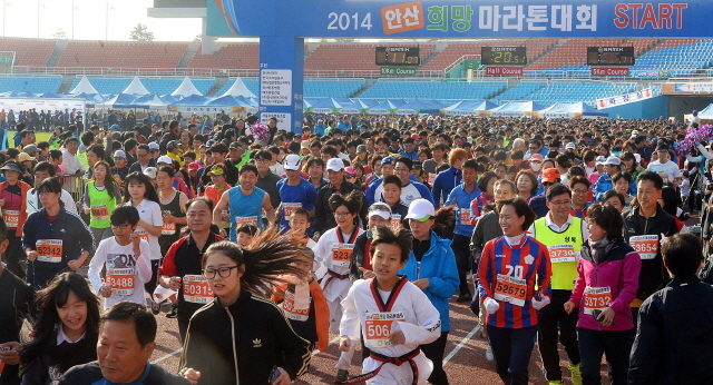 안산시와 경기일보가 공동주최한 2014 안산 희망 마라톤대회가 열린 9일 안산 와스타디움에서 1만여 명의 참가자들이 5km,10km, 하프코스 각 부문별 참가자들이 힘찬 출발을 하고 있다. 추상철기자