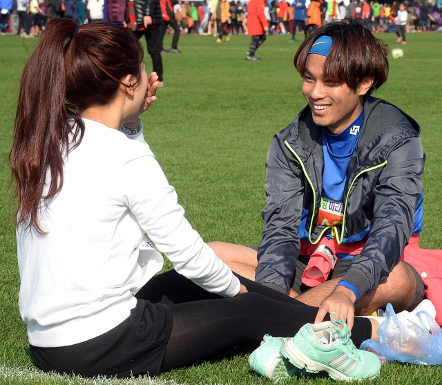 안산시와 경기일보가 공동주최한 2014 안산 희망 마라톤대회가 열린 9일 안산 와스타디움에서 연인참가자가 5km 코스 완주후 서로 안마해 주며 환하게 웃고 있다. 추상철기자
