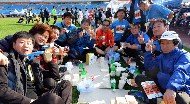 안산시와 경기일보가 공동주최한 2014 안산 희망 마라톤대회가 열린 9일 안산 와스타디움에서 각부문별 코스를 완주한 참가자들이 점심식사를 하며 즐거워 하고 있다. 추상철기자