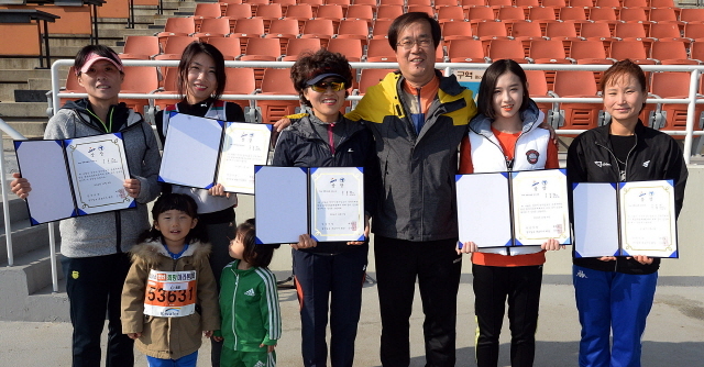안산시와 경기일보가 공동주최한 2014 안산 희망 마라톤대회가 열린 9일 안산 와스타디움에서 5km 여자 부문 수상자들이 기념촬영을 하고 있다. 추상철기자
