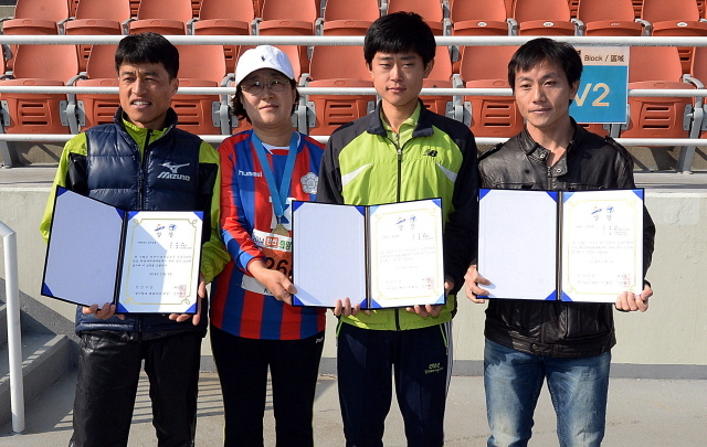 안산시와 경기일보가 공동주최한 2014 안산 희망 마라톤대회가 열린 9일 안산 와스타디움에서 10km 남자 부문 수상자들이 기념촬영을 하고 있다. 추상철기자