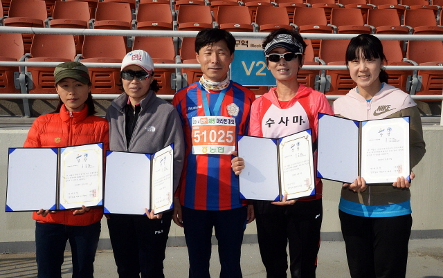 안산시와 경기일보가 공동주최한 2014 안산 희망 마라톤대회가 열린 9일 안산 와스타디움에서 10km 여자 부문 수상자들이 기념촬영을 하고 있다. 추상철기자