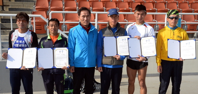 안산시와 경기일보가 공동주최한 2014 안산 희망 마라톤대회가 열린 9일 안산 와스타디움에서 하프코스 남자 부문 수상자들이 기념촬영을 하고 있다. 추상철기자