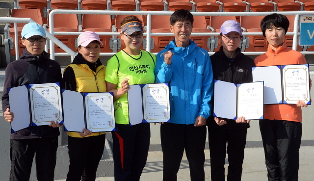 안산시와 경기일보가 공동주최한 2014 안산 희망 마라톤대회가 열린 9일 안산 와스타디움에서 하프코스 여자 부문 수상자들이 기념촬영을 하고 있다. 추상철기자