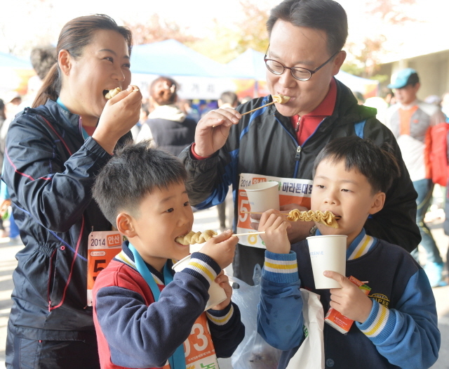 9일 안산 와스타디움에서 열린 '2014 안산 희망 마라톤대회'에서 코스를 완주한 한 가족이 무료로 제공되는 풍성한 먹거리를 즐기고 있다. 안산시와 경기일보가 주최한 이번 행사는 마라토너와 자원봉사자 등 1만여명이 함께했다. 김시범기자