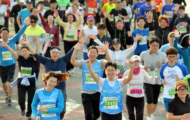 9일 안산 와스타디움에서 열린 '2014 안산 희망 마라톤대회'에서 각 코스별 출전선수들이 화려한 단풍과 가을정취를 만끽하며 안산시내를 달리고 있다. 안산시와 경기일보가 주최한 이번 행사는 마라토너와 자원봉사자 등 1만여명이 함께했다. 김시범기자