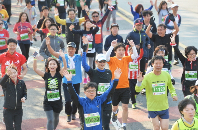 9일 안산 와스타디움에서 열린 '2014 안산 희망 마라톤대회'에서 각 코스별 출전선수들이 화려한 단풍과 가을정취를 만끽하며 안산시내를 달리고 있다. 안산시와 경기일보가 주최한 이번 행사는 마라토너와 자원봉사자 등 1만여명이 함께했다. 김시범기자