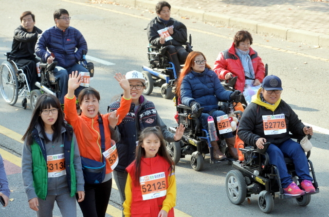 9일 안산 와스타디움에서 열린 '2014 안산 희망 마라톤대회'에서 장애인과 비장애인이 함께 달리고 있다. 안산시와 경기일보가 주최한 이번 행사는 마라토너와 자원봉사자 등 1만여명이 함께했다. 김시범기자