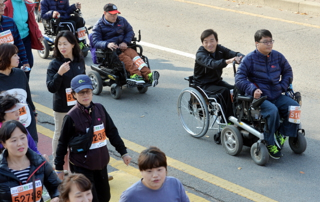 9일 안산 와스타디움에서 열린 '2014 안산 희망 마라톤대회'에서 장애인과 비장애인이 함께 달리고 있다. 안산시와 경기일보가 주최한 이번 행사는 마라토너와 자원봉사자 등 1만여명이 함께했다. 김시범기자