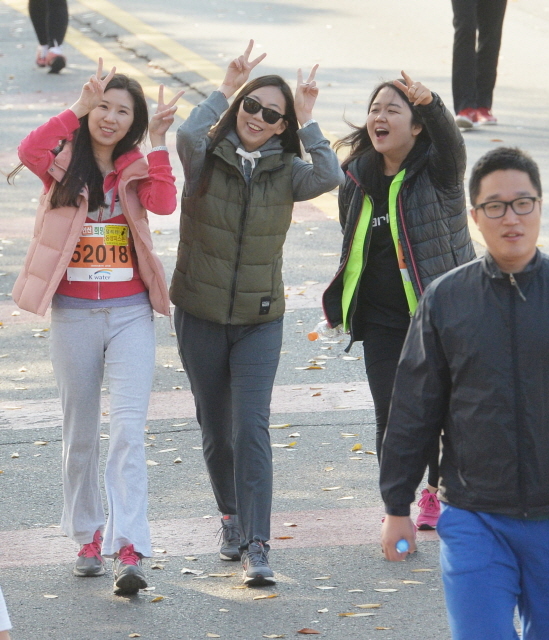 9일 안산 와스타디움에서 열린 '2014 안산 희망 마라톤대회'에서 5km에 참가한 여성들이 익살스런 포즈로 달리고 있다. 안산시와 경기일보가 주최한 이번 행사는 마라토너와 자원봉사자 등 1만여명이 함께했다. 김시범기자