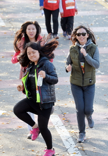 9일 안산 와스타디움에서 열린 '2014 안산 희망 마라톤대회'에서 5km에 참가한 여성들이 익살스런 포즈로 달리고 있다. 안산시와 경기일보가 주최한 이번 행사는 마라토너와 자원봉사자 등 1만여명이 함께했다. 김시범기자