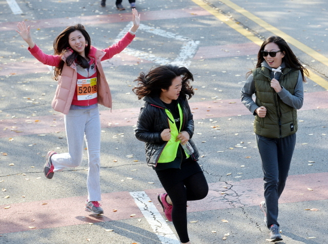 9일 안산 와스타디움에서 열린 '2014 안산 희망 마라톤대회'에서 5km에 참가한 여성들이 익살스런 포즈로 달리고 있다. 안산시와 경기일보가 주최한 이번 행사는 마라토너와 자원봉사자 등 1만여명이 함께했다. 김시범기자