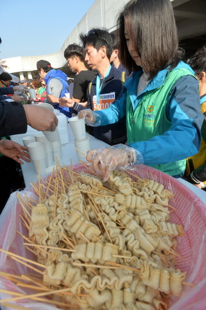 9일 안산 와스타디움에서 열린 '2014 안산 희망 마라톤대회'에서 코스를 완주한 참가자들이 무료로 제공되는 풍성한 먹거리를 즐기고 있다. 안산시와 경기일보가 주최한 이번 행사는 마라토너와 자원봉사자 등 1만여명이 함께했다. 김시범기자