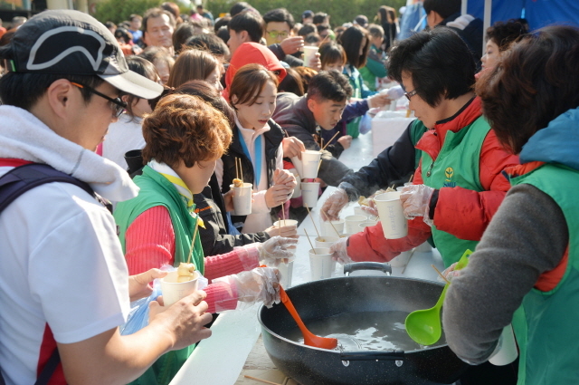 9일 안산 와스타디움에서 열린 '2014 안산 희망 마라톤대회'에서 코스를 완주한 참가자들이 무료로 제공되는 풍성한 먹거리를 즐기고 있다. 안산시와 경기일보가 주최한 이번 행사는 마라토너와 자원봉사자 등 1만여명이 함께했다. 김시범기자