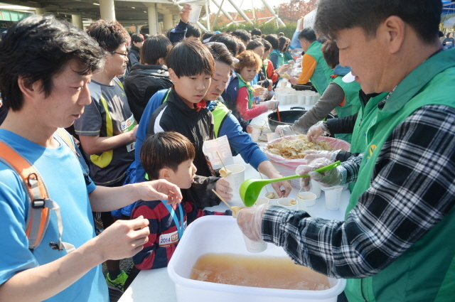 9일 안산 와스타디움에서 열린 '2014 안산 희망 마라톤대회'에서 코스를 완주한 참가자들이 무료로 제공되는 풍성한 먹거리를 즐기고 있다. 안산시와 경기일보가 주최한 이번 행사는 마라토너와 자원봉사자 등 1만여명이 함께했다. 김시범기자