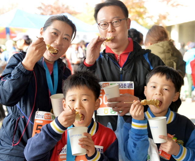 9일 안산 와스타디움에서 열린 '2014 안산 희망 마라톤대회'에서 코스를 완주한 한 가족이 무료로 제공되는 풍성한 먹거리를 즐기고 있다. 안산시와 경기일보가 주최한 이번 행사는 마라토너와 자원봉사자 등 1만여명이 함께했다. 김시범기자