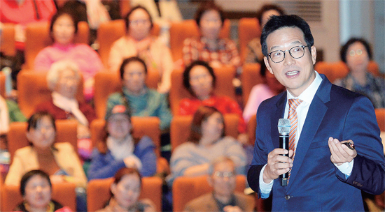 ▲ 한국건강관리협회 경기도지부와 경기일보가 공동 주최한 수원시민을 위한 공개강좌가 열린 11일 수원 장안구민회관 한누리아트홀에서 함익병 앤 에스더 클리닉 원장이 ‘행복한 100세 건강법’을 주제로 강연을 하고 있다. 추상철기자