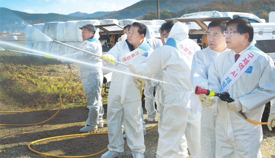 ▲ 12일 출범한 경기NH방역지원단이 ‘전국 일제 소독의 날’을 맞아 안성시 금광면 축산농가에서 실시된 발대식에서 방역 소독 시연을 펼치고 있다.  농협중앙회 경기지역본부 제공