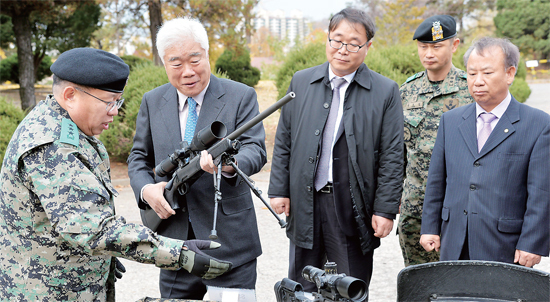 ▲ 12일 민,군 협력을 위해 하남시 특수전사령부를 방문한 경기일보 이순국 사장 등 일행이 전인범 특전사령관의 안내로 특전사 역사관, 전투장비 등을 둘러보고 있다.  김시범기자