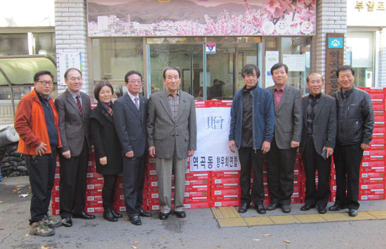 ▲ 부천시 원미구 역곡동 영남·충청·호남향우회 연합(서동대·나종엽·최선규)는 13일 불우이웃에게 전해 달라며 라면 100상자를 역곡2동주민센터에 전달했다.