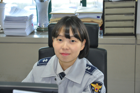 ▲ 소아암으로 인해 머리카락이 빠지는 어린이를 위해 자신의 머리카락을 3회에 걸쳐 기증한 여성 경찰관이 주변에 훈훈한 감동을 사고 있어 화제다.