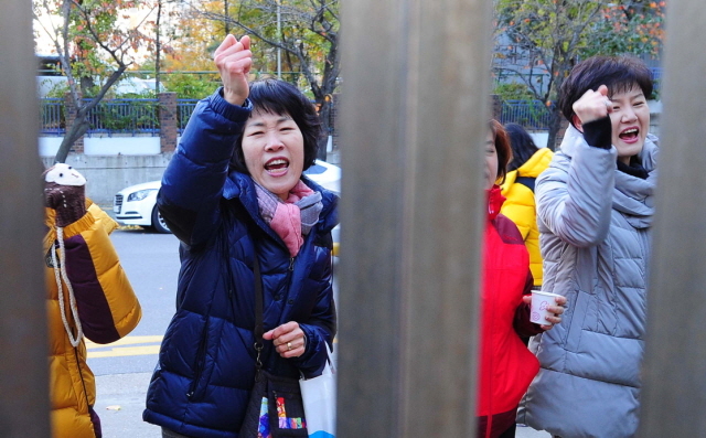 ▲ 2015학년도 대학수학능력 시험일인 13일  인천시 교육청 제27시험장인 남구 학익여고 정문 앞에서 옥련여고 학부모와 교사들이 화이팅을 외치며, 수험생들을 응원하고 있다. 장용준기자
