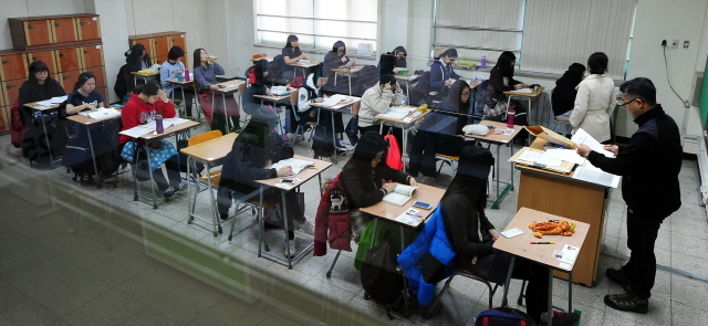 2015학년도 대학수학능력 시험일인 13일  인천시 교육청 제27시험장인 남구 학익여고 교실에서 수험생들이 긴장된 모습으로 시험 시작을 기다리고 있다. 장용준기자