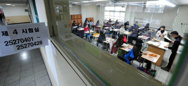 2015학년도 대학수학능력 시험일인 13일  인천시 교육청 제27시험장인 남구 학익여고 교실에서 수험생들이 긴장된 모습으로 시험 시작을 기다리고 있다. 장용준기자