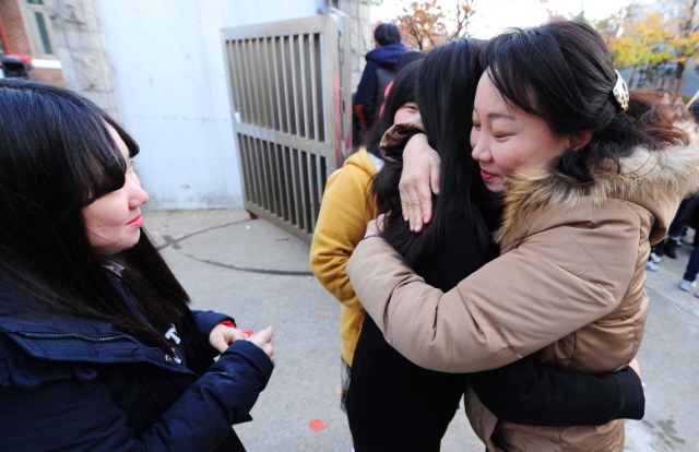 2015학년도 대학수학능력 시험일인 13일  인천시 교육청 제27시험장인 남구 학익여고 교문 앞에서 한 교사가 수험생을 안아주며 응원을 해주고 있다. 장용준기자