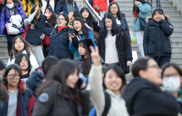 2015학년도 대학수학능력 시험일인 13일 오후  인천시 교육청 제23시험장인 중구 인일여고에서 시험을 치른 수험생들이 홀가분한 표정으로 교문을 나서고 있다. 장용준기자