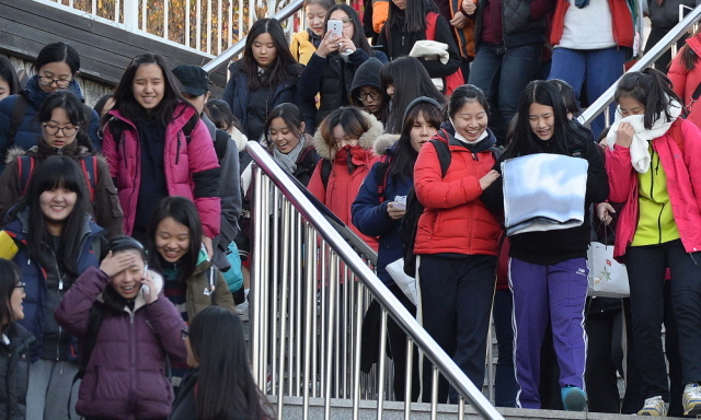 2015학년도 대학수학능력 시험일인 13일 오후  인천시 교육청 제23시험장인 중구 인일여고에서 시험을 치른 수험생들이 홀가분한 표정으로 교문을 나서고 있다. 장용준기자