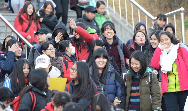 2015학년도 대학수학능력 시험일인 13일 오후  인천시 교육청 제23시험장인 중구 인일여고에서 시험을 치른 수험생들이 홀가분한 표정으로 교문을 나서고 있다. 장용준기자