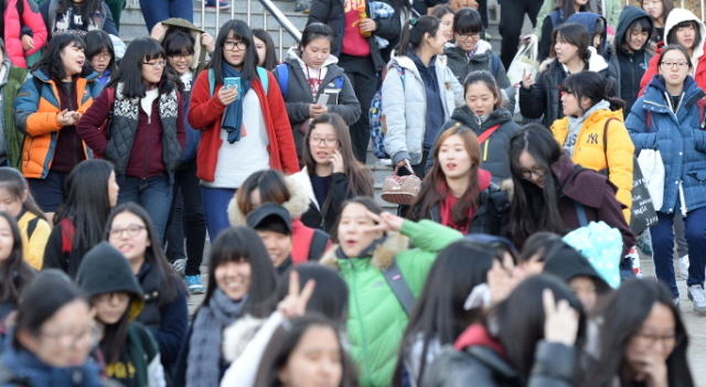 2015학년도 대학수학능력 시험일인 13일 오후  인천시 교육청 제23시험장인 중구 인일여고에서 시험을 치른 수험생들이 홀가분한 표정으로 교문을 나서고 있다. 장용준기자