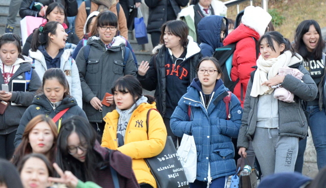 2015학년도 대학수학능력 시험일인 13일 오후  인천시 교육청 제23시험장인 중구 인일여고에서 시험을 치른 수험생들이 홀가분한 표정으로 교문을 나서고 있다. 장용준기자