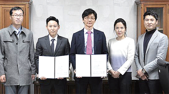 ▲ 김포대학교(총장 남일호)는 대학 실용음악과와 (주)제이유 엔터테인먼트(대표 김진억)가 문화콘텐츠의 공동개발 등을 골자로 한 산학협력 계약을 체결했다고 13일 밝혔다.