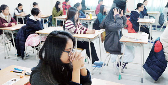 ▲ 2015학년도 대학수학능력시험이 실시된 13일 수원 30지구 2시험장인 조원고등학교에서 한 수험생이 시험 시작전 기도를 하고 있다.