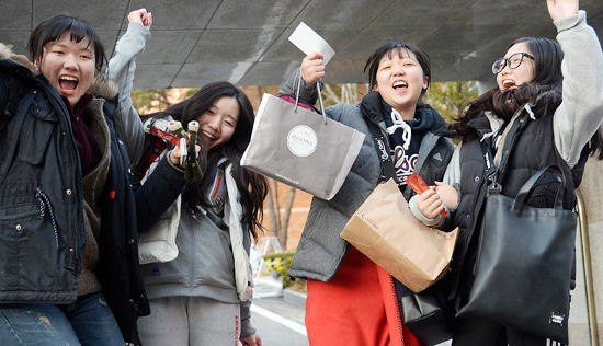 ▲ 2015학년도 대학수학능력시험이 실시된 13일 경기도교육청 제30지구 2시험장인 수원 조원고등학교에서 시험을 마친 수험생들이 홀가분한 표정을 지으며 고사장을 나서고 있다. 추상철기자