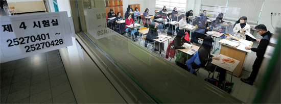 ▲ 2015학년도 대학수학능력 시험일인 13일  인천시 교육청 제27시험장인 남구 학익여고 교실에서 수험생들이 긴장된 모습으로 시험 시작을 기다리고 있다. 장용준기자