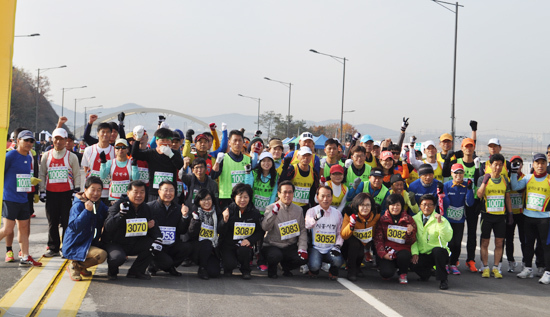 ▲ 제11회 시흥시장배 건강달리기 대회가 15일 39호선 우회도로에서 주민 등 약 500여명이 참석한 거운데 개최됐다.