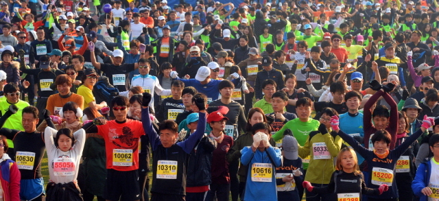 부천시와 경기일보가 공동주최한 제9회 부천복사골마라톤대회가 열린 16일 부천종합운동장에서 각 부문별 참가자들이 출발전 몸풀기 체조를 하고 있다. 추상철기자