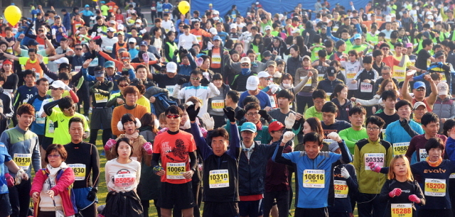 부천시와 경기일보가 공동주최한 제9회 부천복사골마라톤대회가 열린 16일 부천종합운동장에서 각 부문별 참가자들이 출발전 몸풀기 체조를 하고 있다. 추상철기자