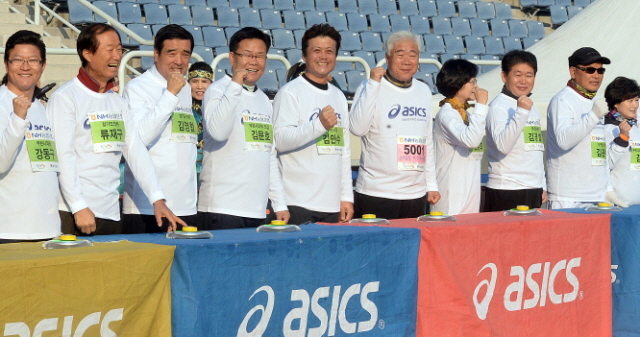 부천시와 경기일보가 공동주최한 제9회 부천복사골마라톤대회가 열린 16일 부천종합운동장에서 김만수 부천시장을 비롯한 김문호 부천시의회 의장, 이순국 경기일보 사장, 국회의원 등 내빈이 출발을 알리는 터치버튼을 누르기 전 기념촬영을 하고 있다. 추상철기자