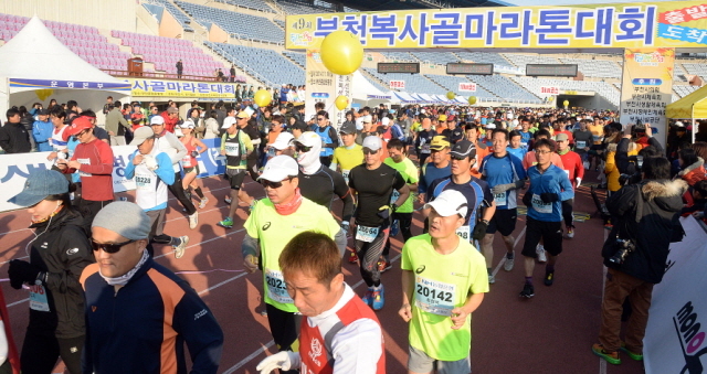 ▲ 부천시와 경기일보가 공동주최한 제9회 부천복사골마라톤대회가 열린 16일 부천종합운동장에서 하프, 10km, 5km 등 각 부문 참가자들이 힘찬 출발을 하고 있다. 추상철기자