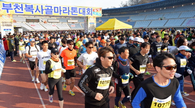 부천시와 경기일보가 공동주최한 제9회 부천복사골마라톤대회가 열린 16일 부천종합운동장에서 하프, 10km, 5km 등 각 부문 참가자들이 힘찬 출발을 하고 있다. 추상철기자