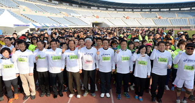 부천시와 경기일보가 공동주최한 제9회 부천복사골마라톤대회가 열린 16일 부천종합운동장에서 김만수 부천시장을 비롯한 김문호 부천시의회 의장, 이순국 경기일보 사장, 국회의원 등 내빈이 5km 부문 참가자들과 함께 완주를 다짐하고 있다. 추상철기자