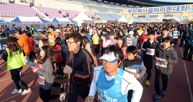 부천시와 경기일보가 공동주최한 제9회 부천복사골마라톤대회가 열린 16일 부천종합운동장에서 하프, 10km, 5km 등 각 부문 참가자들이 힘찬 출발을 하고 있다. 추상철기자