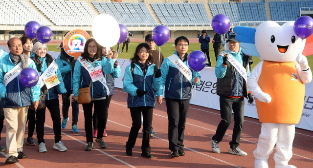 부천시와 경기일보가 공동주최한 제9회 부천복사골마라톤대회가 열린 16일 부천종합운동장에서 부천시 선거관리위원회가 내년 3월 실시될 전국동시 조합장 선거 홍보를 하고 있다. 추상철기자