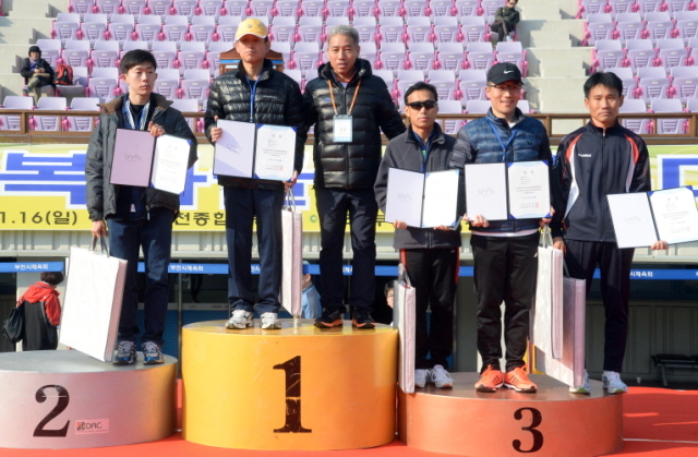 부천시와 경기일보가 공동주최한 제9회 부천복사골마라톤대회가 열린 16일 부천종합운동장에서 5km 코스 남자부문 수상자에 대한 시상식 후 기념촬영을 하고 있다. 추상철기자