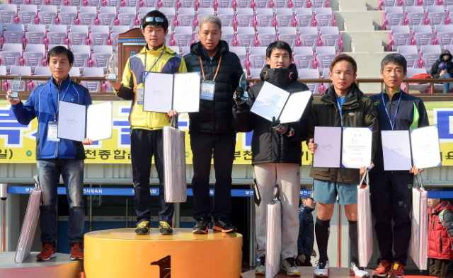 부천시와 경기일보가 공동주최한 제9회 부천복사골마라톤대회가 열린 16일 부천종합운동장에서 10km코스 남자부문 수상자에 대한 시상식 후 기념촬영을 하고 있다. 추상철기자