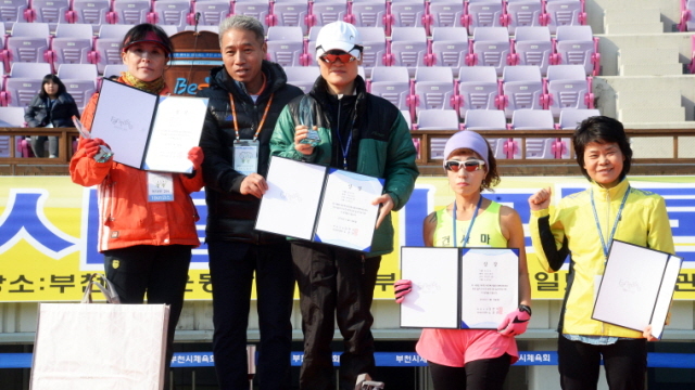 부천시와 경기일보가 공동주최한 제9회 부천복사골마라톤대회가 열린 16일 부천종합운동장에서 10km 코스 여자부문 수상자에 대한 시상식 후 기념촬영을 하고 있다. 추상철기자